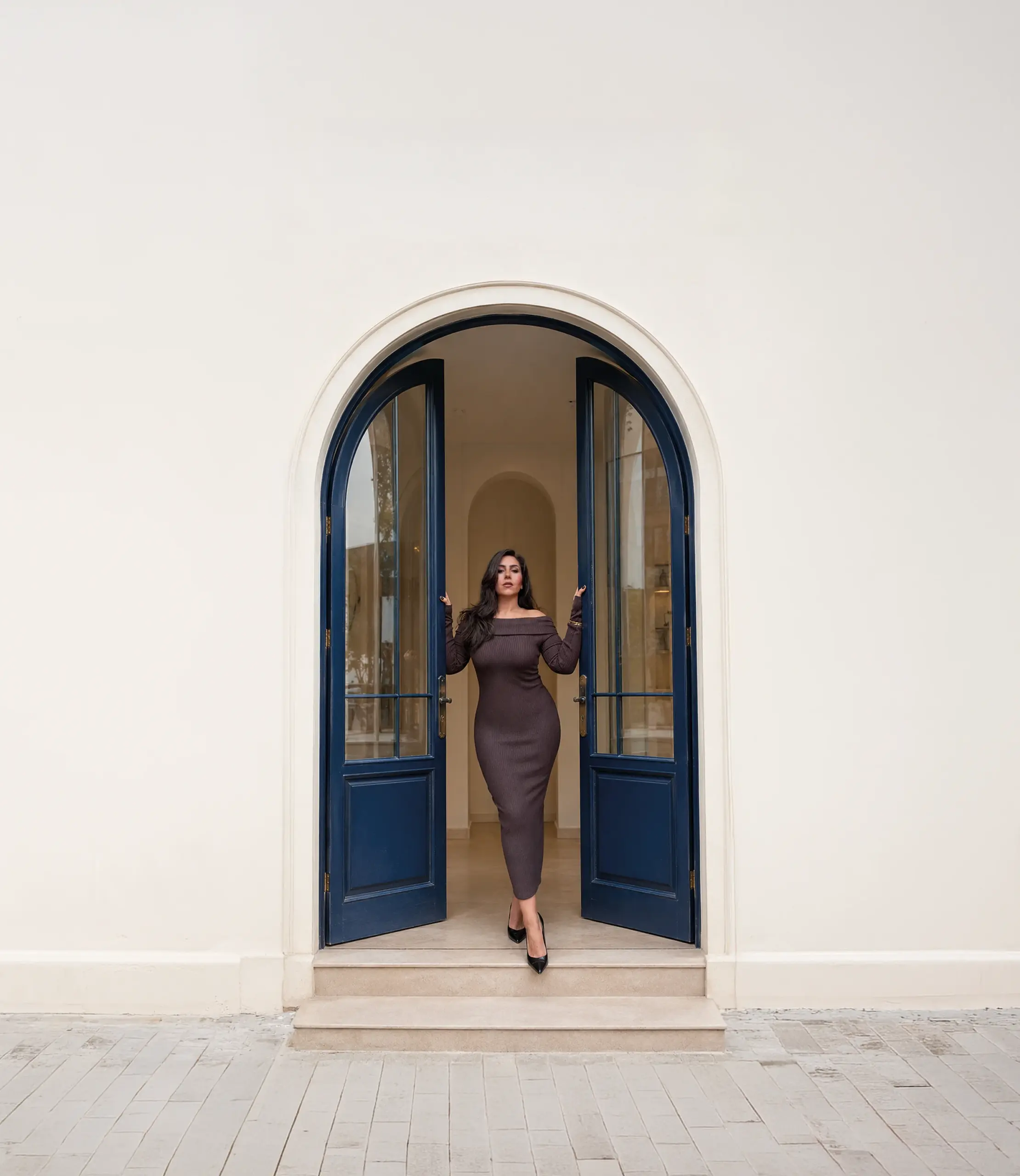 Esra Anar tritt aus der Tür des BodyTouch Studios in Mönchengladbach